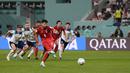 Pemain Iran, Mehdi Taremi mencetak gol kedua timnya dari penalti ke gawang Inggris selama pertandingan grup B Piala Dunia  2022 Qatar di Stadion Internasional Khalifa di Doha, Qatar, Senin (21/11/2022). Inggris menang telak atas Iran dengan skor 6-2. (AP Photo/Frank Augstein)