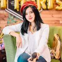 Audi Marissa dengan lipstik merah. (Instagram/audimarissa).