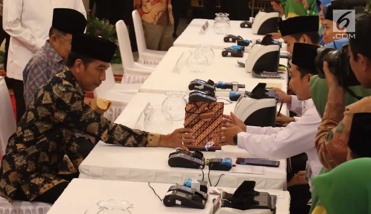 Presiden Joko Widodo bersama Wapres Jusuf Kalla membayar zakat di Istana Negara, Jakarta, Senin (28/5). Presiden dan sekitar 300 pejabat kementerian/lembaga tinggi negara dan direksi BUMN membayar zakat melalui Baznas. (Liputan6.com/Angga Yuniar)