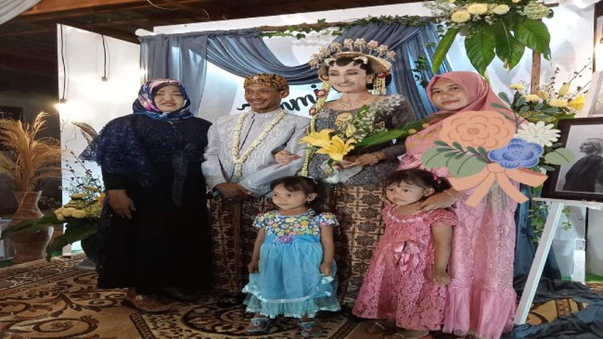 Viral Pria Sidoarjo Nikahi Wanita Australia Hingga Diarak Keliling Kampung Jatim