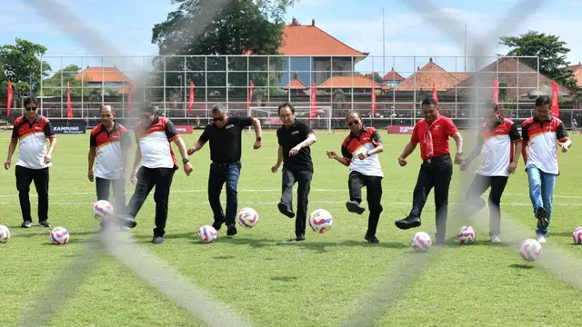 Sekjen PDIP Hasto Kristiyanto (keempat dari diri) dan Ketua DPP PDI Perjuangan (PDIP) Bidang Ekonomi Kreatif dan Ekonomi Digital, M. Prananda Prabowo (kelima dari kiri) (Istimewa)