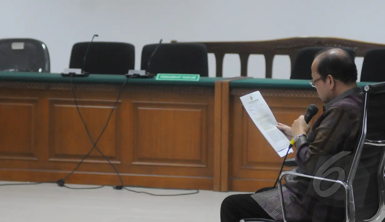 Sutan Bhatoegana menjalani sidang perdana dengan agenda pembacaan dakwaan di Pengadilan Tipikor, Jakarta, Senin (6/4/2015).  Tanpa didampingi tim kuasa hukumnya, Sutan Bhatoegana menjalani sidang perdananya. (Liputan6.com/Herman Zakharia)