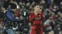 Striker Liverpool, Roberto Firmino, menyapa suporter usai mengalahkan Arsenal pada laga Premier League di Stadion Anfield, Liverpool, Sabtu (29/12). Liverpool menang 5-1 atas Arsenal. (AP/Rui Veira)