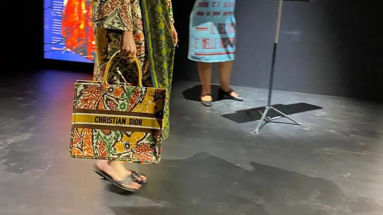 Dokumentasi KBRI Paris - Peragaan Kain Endek Bali dalam koleksi Christian Dior