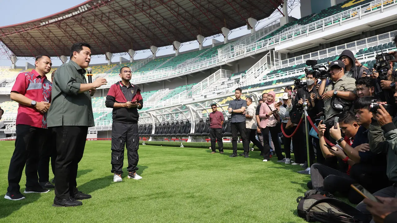 Ketum PSSI Erick Thohir saat meninjau Gelora Bung Tomo yang menjadi venue pertandingan Timnas Indonesia Vs Palestina. (Dian Kurniawan/Liputan6.com)