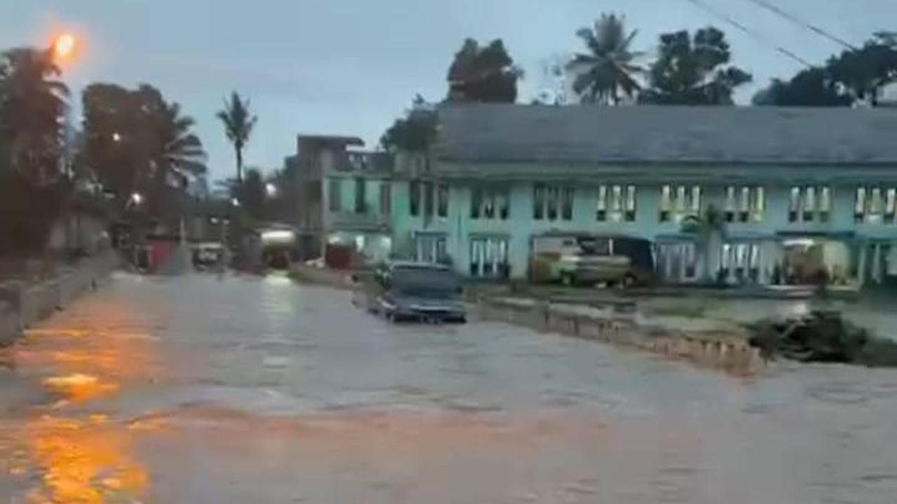 Luapan air itu menyebabkan banjir yang merendam puluhan hektare sawah dan perkampungan warga.