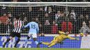 Kiper Manchester City, Ederson (kanan) berusaha mengamankan bola sepakan pemain Newcastle United pada lanjutan Premier League di St James' Park, Newcastle-upon-Tyne, (27/12/2017). Manchester City menang 1-0. (AFP/Lindsey Parnaby)
