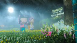 Karya patung yang berada di tengah keindahan bunga-bunga yang bertempat di Charming Chiang Mai Flower Festival pada Kamis (11/12/2025). (Bola.com/Bagaskara Lazuardi)