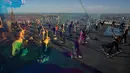 Praktisi yoga menghadiri kelas di Edge Observation Deck, Manhattan, New York, Amerika Serikat, Kamis (17/6/2021). Edge Observation Deck memiliki ketinggian 1.131 kaki (345 meter). (Ed JONES/AFP)