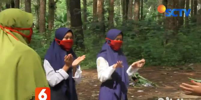 VIDEO: Siswa Belajar Bersama di Hutan Lumajang karena Susah Sinyal