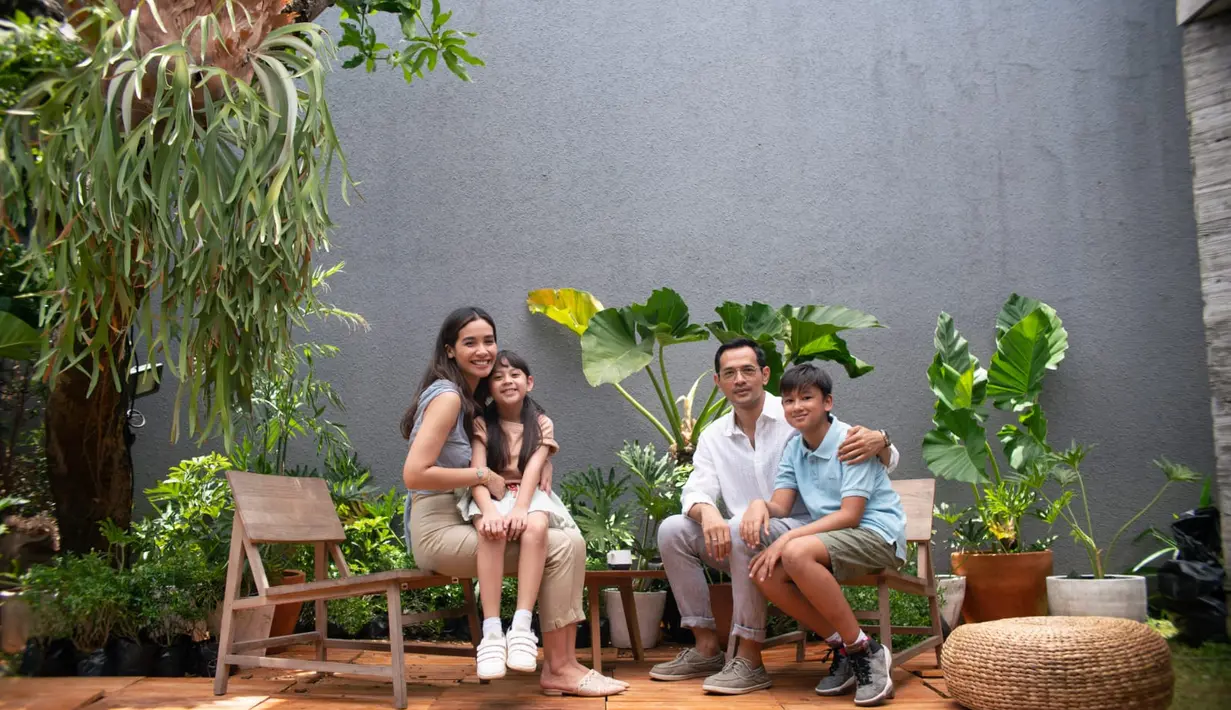 Beginilah suasana senggang di lokasi syuting Noktah Merah Perkawinan. Marsha Timothy, Oka Antara, Alleyra Fakhira, dan Jaden Ocean ngumpul bareng di taman belakang. Set taman belakang rumah Ambar dan Gilang salah satu tempat penting yang menggulirkan cerita dari konflilk hingga penyelesaian. Happy ending enggak, ya? Anda bisa saksikan di bioskop. (Foto: Dok. Rapi Film)