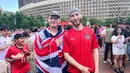 Dua suporter Timnas Inggris berpose di FIFA Fan Festival Boston, City Hall Plaza, Boston, AS, Rabu (17/6/2026), sebelum merayakan kemenangan 4-2 The Three Lions atas Kroasia pada laga Grup L Piala Dunia 2026. (KLY Sports/Hery Kurniawan/Adv/Powerade)