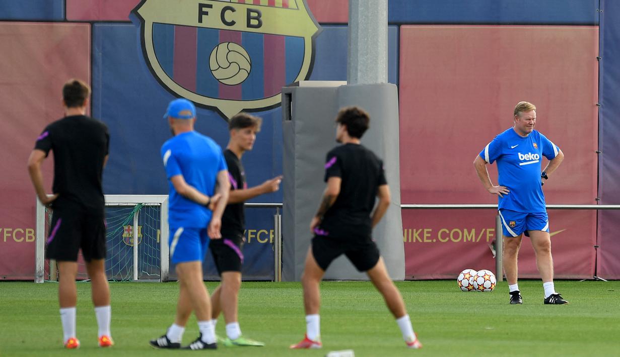 Pelatih Barcelona Ronald Koeman (kanan) dan para pemain menghadiri sesi latihan di tempat latihan Joan Gamper di Sant Joan Despi, Senin (13/9/2021). Barcelona akan berhadapan dengan Bayern Munchen di Camp Nou pada matchday pertama grup E Liga Champions 2021/2022, 15 September 2021. (Josep LAGO/AFP)