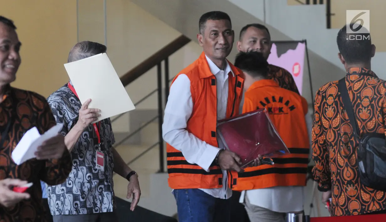 Bupati Kudus Muhammad Tamzil dan Umar Ritonga tangan kanan mantan Bupati Labuhanbatu, Pangonal Harahap bersiap menjalani pemeriksaan di Gedung KPK, Jakarta, Rabu (14/8/2019). (merdeka.com/Dwi Narwoko)