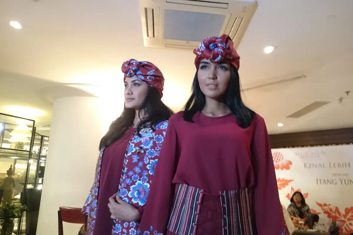 Koleksi Java Sumatera Spring Summer 2017 dari Itang Yunasz
