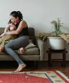 Jeda ini membantu orang tua mengambil waktu sejenak untuk memahami kebutuhan anak (sekaligus kebutuhan diri sendiri), sebelum menentukan respons yang lebih tepat. (Sumber: Pexels).