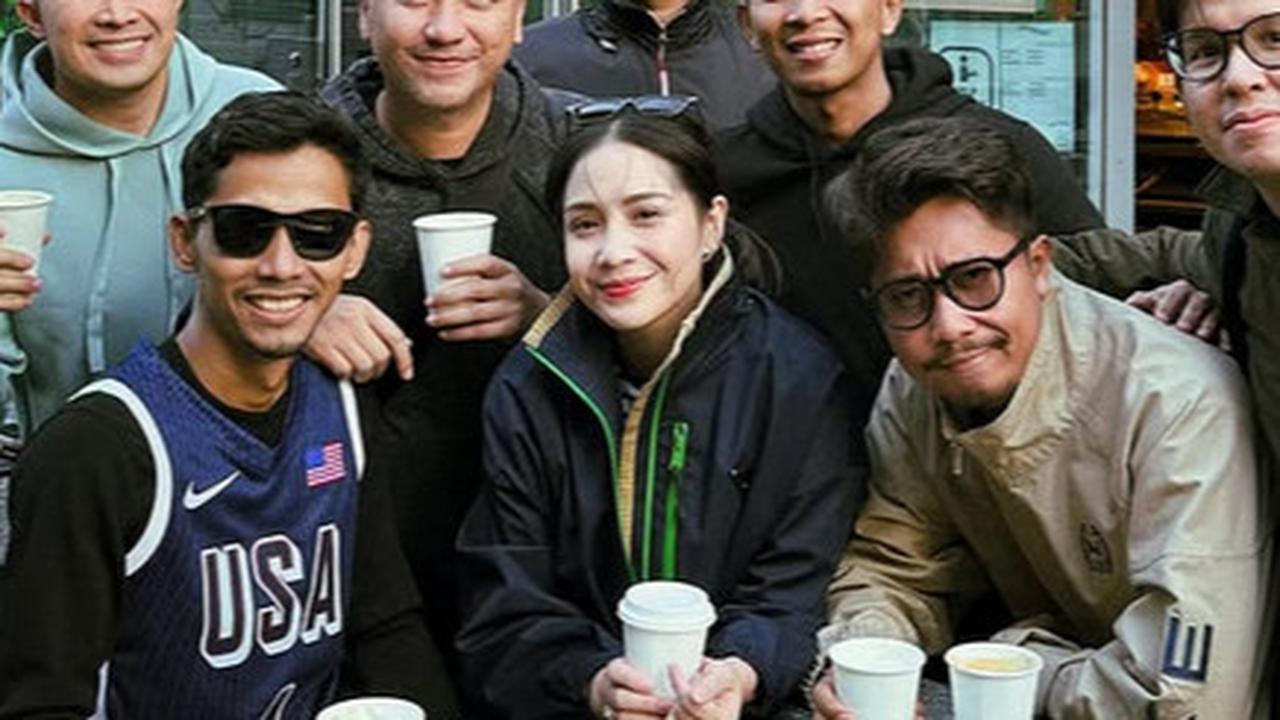Dilaporkan Rayyanza ke Pak Ustaz, 5 Potret Ganteng Om Olik Fotografer Pribadi Keluarga 'Sultan Andara'