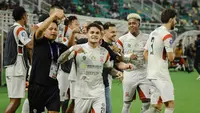 Pemain Madura United merayakan gol yang dicetak Paulo Gali Freitas ke gawang Persebaya Surabaya dalam lanjutan BRI Super League 2026/2027 di Gelora Bung Tomo (GBT) Surabaya, Senin (26/10/2026). (dok. Media Madura United)