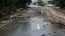 Pengedara motor melintas di jalan yang rusak akibat gempa bumi melanda pinggiran Kota Mirpur di Pakistan, Rabu (25/9/2019). Menurut pihak berwenang, gempa bumi bermagnitudo 5,8 menewaskan sedikitnya 22 dan melukai lebih dari 300 warga. (AP Photo/Anjum Naveed)