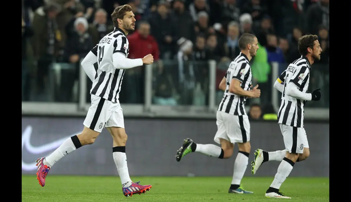Penyerang Juventus,  Fernando Llorente merayakan selebrasi usai mencetak gol ke gawang Fiorentina pada leg pertama Semifinal Coppa Italia di stadion Juventus, Turin, Italia (5/3/2015).  Fiorentina Menang 2-1 atas Juventus. (AFP PHOTO/Marco Bertorello)