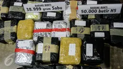 Barang bukti hasil pengungkapan sindikat peredaran narkotika jaringan internasional Malaysia di Gedung BNN, Jakarta, Jumat (28/10). Dari hasil operasi ini BNN menyita 39 kg sabu, 98.690 butir ekstasi, dan 50.000 butir H5. (Liputan6.com/Yoppy Renato)