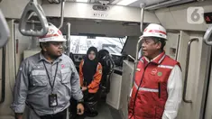 Direktur Utama Adhi Karya, Entus Asnawi Mukhson (kanan) berbincang dengan petugas saat uji coba kereta Light Rail Transit (LRT) Jabodebek dari Stasiun LRT Ciliwung ke Stasiun LRT Dukuh Atas, Jakarta, Rabu (15/3/2023). (merdeka.com/Iqbal S. Nugroho)