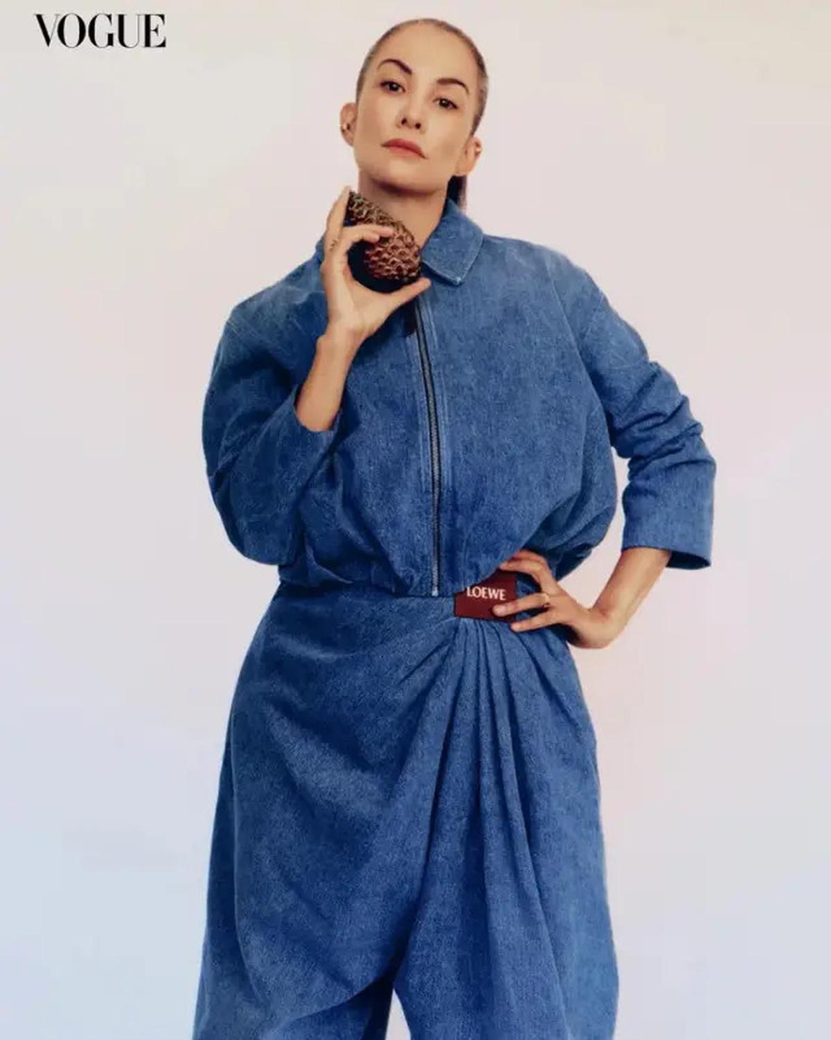 Tampilan Sleek Nadya Hutagalung di Majalah Vogue Filipina, Pamerkan Wajah Minim Kerutan di Usia 50 Tahun