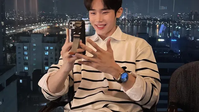 Segera Menikah dengan Penyanyi Ailee, 6 Gaya Choi Si Hun Single’s Inferno yang Ternyata Fanboy Sang Calon Istri