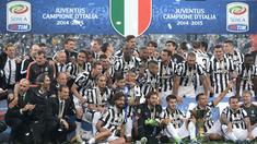Juventus akhirnya mengangkat trofi juara Liga Italia Serie A yang ke-31. I Bianconeri merayakan titel juara tersebut usai membungkam Napoli 3-1 di Juventus Stadium, Sabtu (23/5) malam WIB.