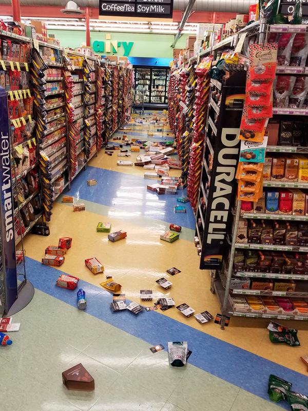 Barang dagangan berjatuhan dari rak di sebuah toko setelah gempa bumi melanda wilayah Anchorage, Alaska, Jumat (30/11). Gempa berkekuatan 7,0 mengguncang bangunan, memecahkan jendela, dan menyebabkan tiang lampu dan pohon bergoyang. (David Harper via AP)