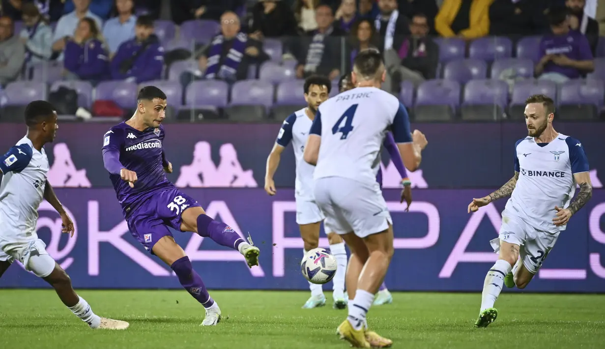 Pemain Fiorentina, Rolando Mandragora menembak bola dari kawalan pemain Lazio, Manuel Lazzari selama pertandingan lanjutan Liga Serie A Italia di Artemio Franchi Stadium di Florence, Italia, Senin 10 Oktober 2022. Dengan kemenangan ini, Lazio naik ke peringkat tiga klasemen dengan 20 poin. (Massimo Paolone/LaPresse via AP)