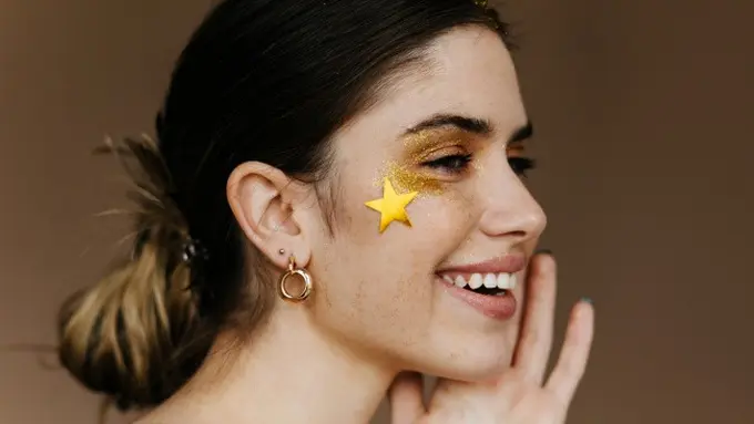 Ilustrasi Model Anting Hoop Emas(Photo By Lookstudio on Freepik)