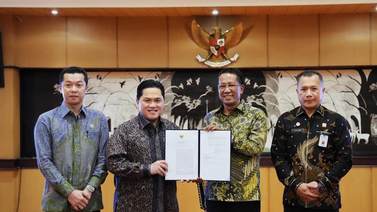 Menpora Erick bersama Menteri Hukum RI Supratman Andi Agtas saat menandatangani penetapan 4 (empat) Peraturan Menteri Pemuda dan Olahraga (Permenpora)