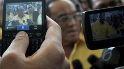Ketua DPP Partai Golkar Munas Bali, Aburizal Bakrie memberikan keterangan pers saat menghadiri sidang sengketa pengurusan Partai Golongan Karya (Golkar) di Pengadilan Negeri Jakarta Utara, Selasa (31/3/2015). (Liputan6.com/Faizal Fanani)
