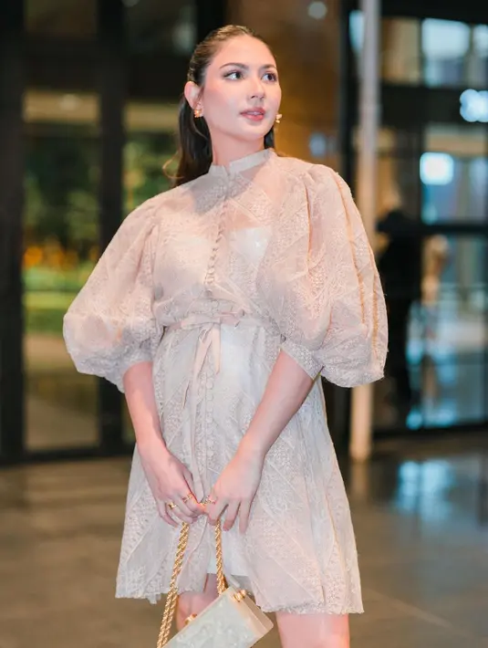 Artis yang memiliki keturunan Jawa, Belanda, dan Minahasa itu mengaku berat tubuhnya sudah naik 7 kilogram. Hal itu diungkapkan saat ditemu di kawasan SCBD. [Instagram/jscmila]