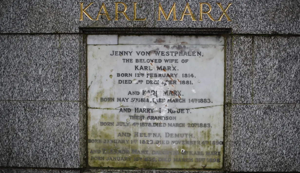 Kerusakan permukaan marmer yang menandakan persemayaman Bapak Komunis, Karl Marx  di Pemakaman Highgate, London, Selasa (5/2). Nama Karl Marx beserta anggota keluarganya yang terukir di sana dirusak dengan benda keras. (Tolga AKMEN/AFP)