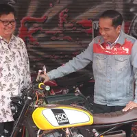 Presiden RI, Joko Widodo bersama Menteri Perindustrian Airlangga Hartarto melihat salah satu motor customs yang dipamerkan pada Indonesia International Motor Show 2018 di JIExpo, Jakarta, Kamis (19/4). (Liputan6.com/Helmi Fithriansyah)