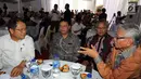 Menkominfo Rudiantara (kiri) berbincang dengan Ketua Bawaslu Abhan Misbah (kedua kiri) dan Ketua KPU Arief Budiman (kedua kanan) saat menghadiri acara Deklarasi Internet Bebas Hoax dalam Pilkada 2018, Jakarta, Rabu (31/1). (Liputan6.com/Johan Tallo)