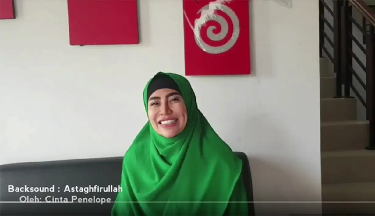 Selama ini, perempuan 33 tahun itu sering tampil seksi. Cinta memutuskan untuk berhijrah. Dalam keterangannya, ia mencertikan awalnya ia penasaran dengan Ustaz Abdul Somad yang kabarnya kerap menyebut namanya saat ceramahnya. (youtube/Utaraputra Official)