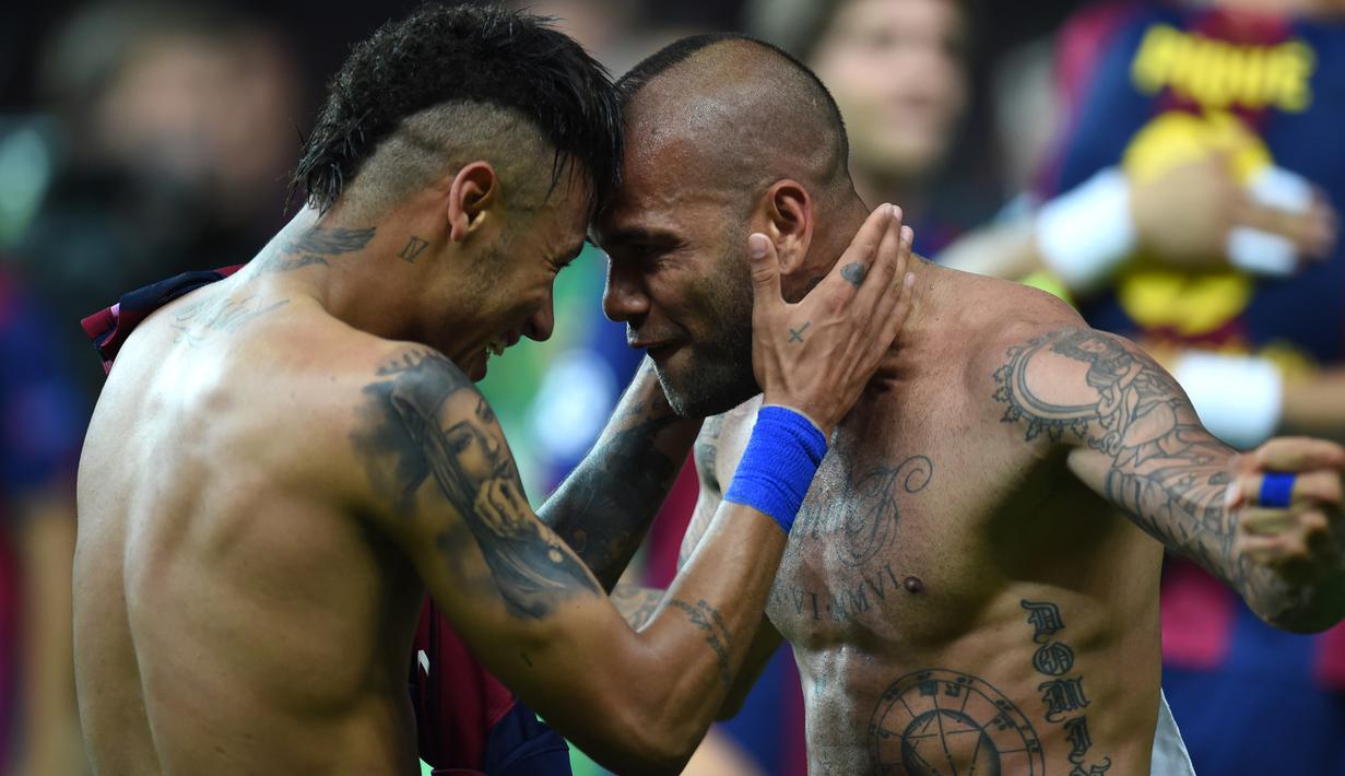 Pemain depan Barcelona Neymar da Silva Santos Junior (kiri) merayakan kemenangan setelah pertandingan sepak bola UEFA Champions League Final antara Juventus dan FC Barcelona di Stadion Olimpiade, Berlin (06/6/2015). (AFP PHOTO / PATRIK STOLLARZ)