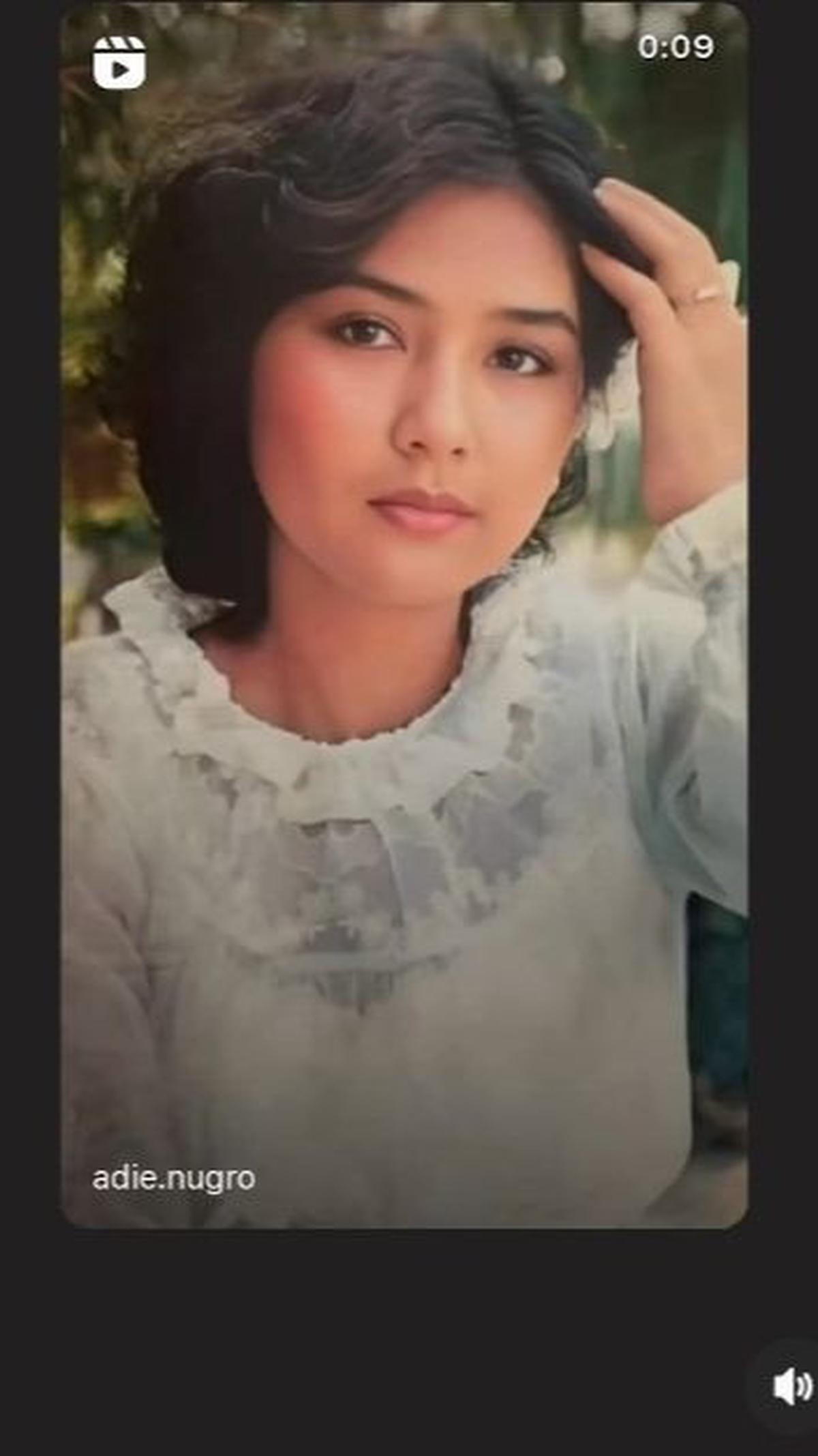 Saat berperan sebagai Ani rambutnya ikal bergelombang.&nbsp;