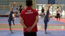 Ekspresi Tim putri Taekwondo Indonesia yang ikut kategori Poomsae saat melakukan gerakan dasar pada sesi latihan di GOR Popki, Cibubur (13/7/2017). (Bola.com/Nicklas Hanoatubun)