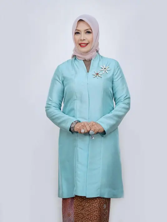 Kebaya simpel ala istri Menparekraf Sandiaga Uno, Nur Asia Uno yang mengenakan kebaya kartini satin warna biru muda. Kebaya tersebut dipadukan kain batik dan dua bros yang manis. [@nurasiauno]