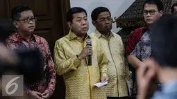 Ketua Umum Partai Golkar Setya Novanto memberikan keterangan kepada awak media usai melakukan pertemuan tertutup di kediaman Ketua Umum PDIP Megawati Soekarnoputri di Jakarta, Minggu (20/11). (Liputan6.com/Faizal Fanani)
