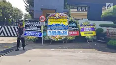 Petugas berjaga di komplek Mako Brimob Kelapa Dua, Depok, Jawa Barat, Jumat (11/5). Puluhan karangan bunga dari sejumlah pejabat negara memadati pekarangan Mako Brimob. (Liputan6.com/Herman Zakharia)