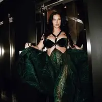 Adriana Lima tampil ala Dewi dalam gaun emas bergaya bohemian glamor di Festival Film Cannes 2022 (Foto: Instagram @adrianalima)