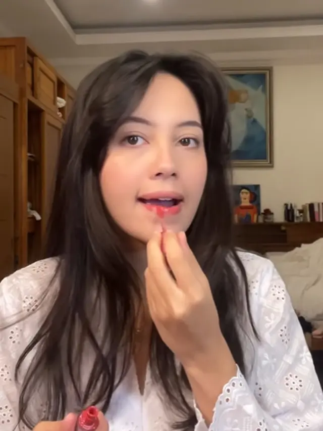 8 Potret Ayu Anggika Bolsterli Kenakan Kebaya Sebelum Menikah, Tampilkan Pesona Mba-Mba Jawa Meski Berwajah Bule