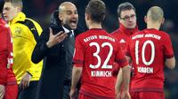 Pelatih Bayern Munchen, Josep Guardiola (dua dari kiri) berkomunikasi dengan Joshua Kimmich, usai laga kontra Borussia Dortmund, di Stadion Signal Iduna Park, Dortmund, Minggu (6/3/2016) dini hari WIB. Laga berakhir imbang tanpa gol.  (EPA/Ina Fassbender