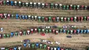 Foto udara menunjukkan traktor-traktor terparkir di sebuah ladang dalam sebuah protes menentang pencabutan larangan impor biji-bijian yang berasal dari Ukraina, di Dolni Bogrov, dekat Sofia, Bulgaria pada tanggal 19 September 2023. (Nikolay DOYCHINOV/AFP)