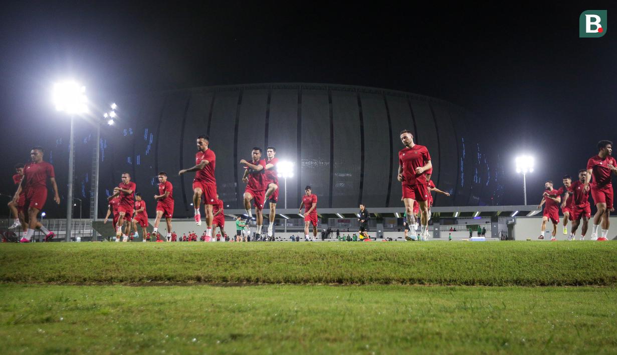 <p>Sejumlah pemain Timnas Indonesia melakukan latihan menjelang FIFA Matchday melawan Burundi di lapangan latih 2, Jakarta International Stadium (JIS), Jakarta, Kamis (23/03/2023). (Bola.com/Bagaskara Lazuardi)</p>